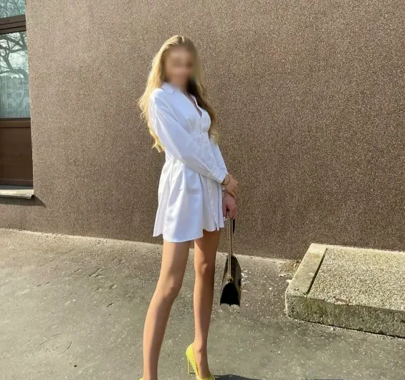 Amira, 28