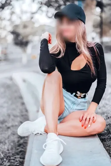 Yvonne, 28